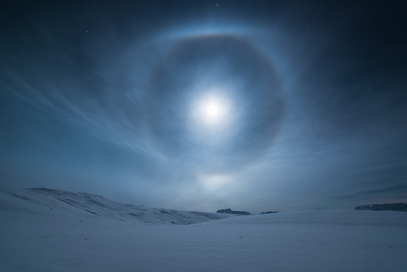 Un halo alrededor de la luna en la noche de Noruega. Fotógrafo: Tommy Richardsen (Noruega)